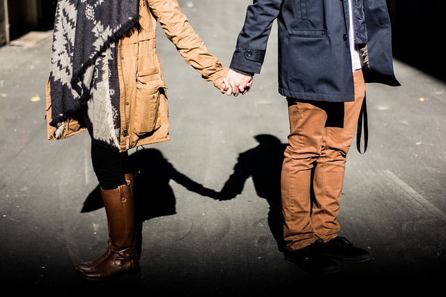 Muž a žena sa držia za ruky.jpg