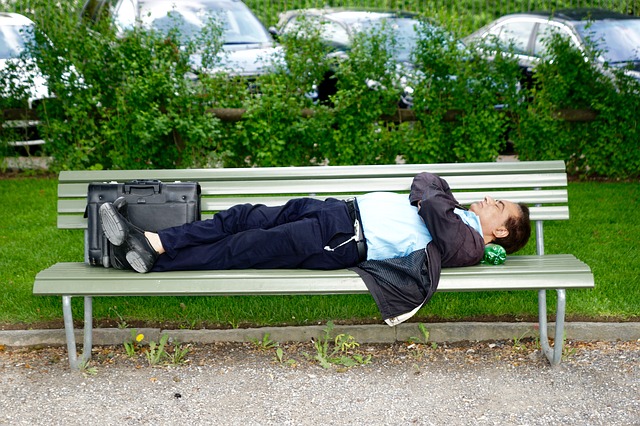 Muž ležiaci na lavičke.jpg